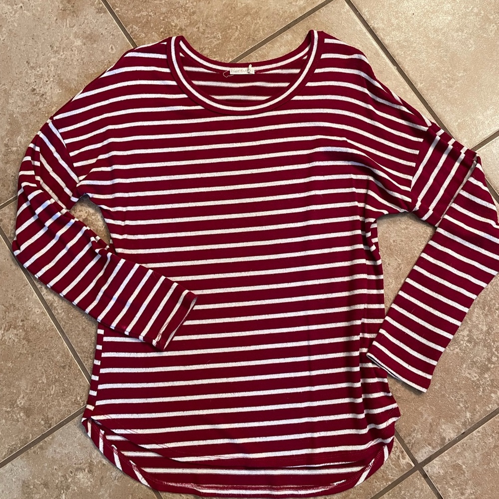 Red and white sweater - Picture 3 of 3